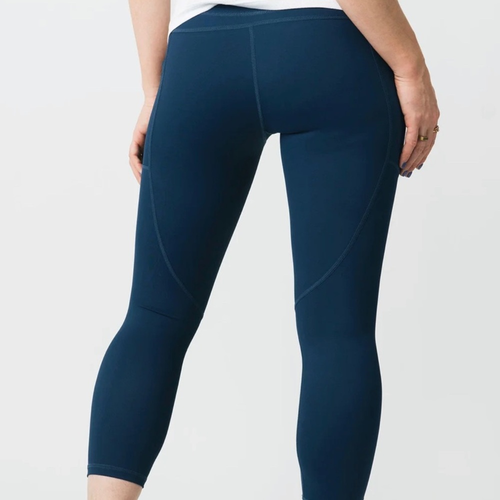 Zyia Navy Light n Tight Pocket Capri 20” leggings, size 4 - Picture 3 of 4